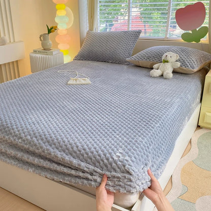 Warm Fitted Sheet Soft Velvet Bed Cover – Double Bedsheet Winter Mattress Protector Bed Linen (Pillowcase Sold Separately)