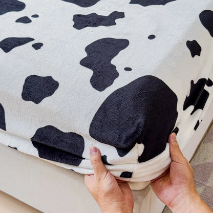 Milk Velvet Thickened Fitted Sheet – Soft Warm Winter Bedding Cow Print Dustproof Mattress Protector for Bedroom & Guest Room