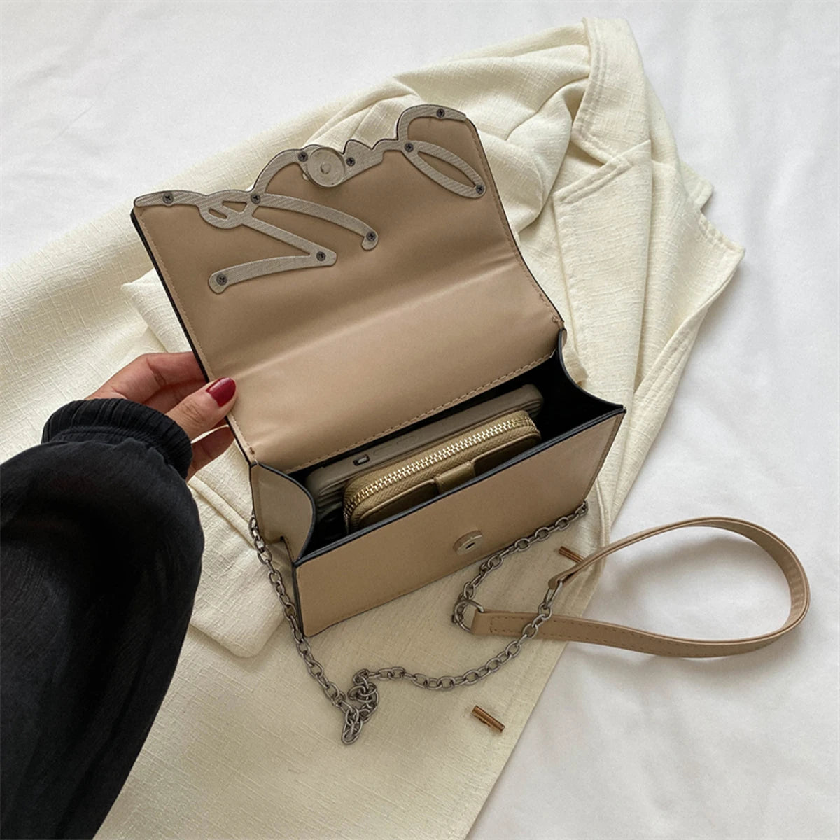 Fashionable Women’s Crossbody Bag – Solid Color Shoulder Bag with Metal Letter Logo & Chain-Link Strap