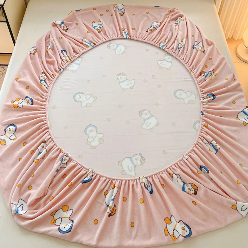 Milk Velvet Cartoon Printed Fitted Sheet – Plush Warm Mattress Protective Cover for Winter, Skin-Friendly Bed Cover for Dorm & Home