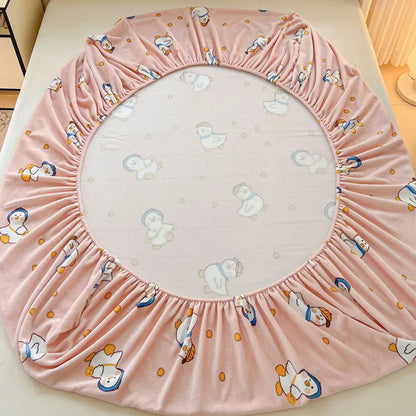 Milk Velvet Cartoon Printed Fitted Sheet – Plush Warm Mattress Protective Cover for Winter, Skin-Friendly Bed Cover for Dorm & Home