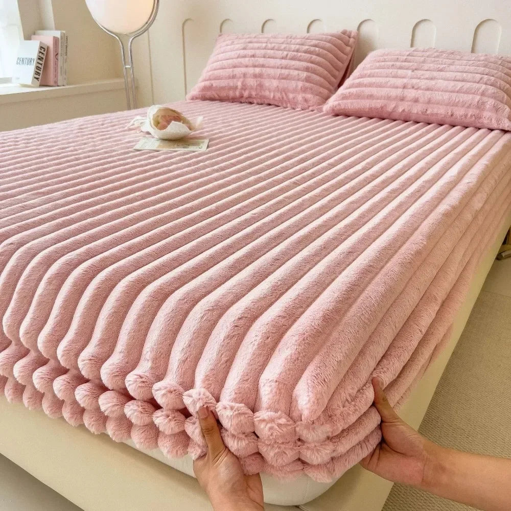 Soft Warm Plush Mattress Protector Cover – Winter Couple Fitted Sheet, Black & White Plaid Elastic Bed Protection Pad