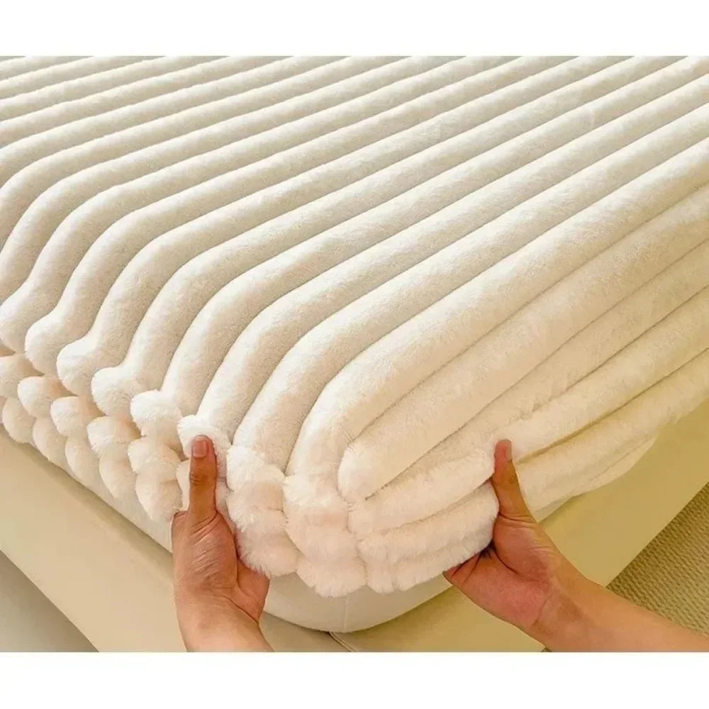 Soft Warm Plush Mattress Protector Cover – Winter Couple Fitted Sheet, Black & White Plaid Elastic Bed Protection Pad